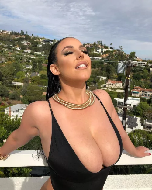 What a view! 😍 by juliaholx