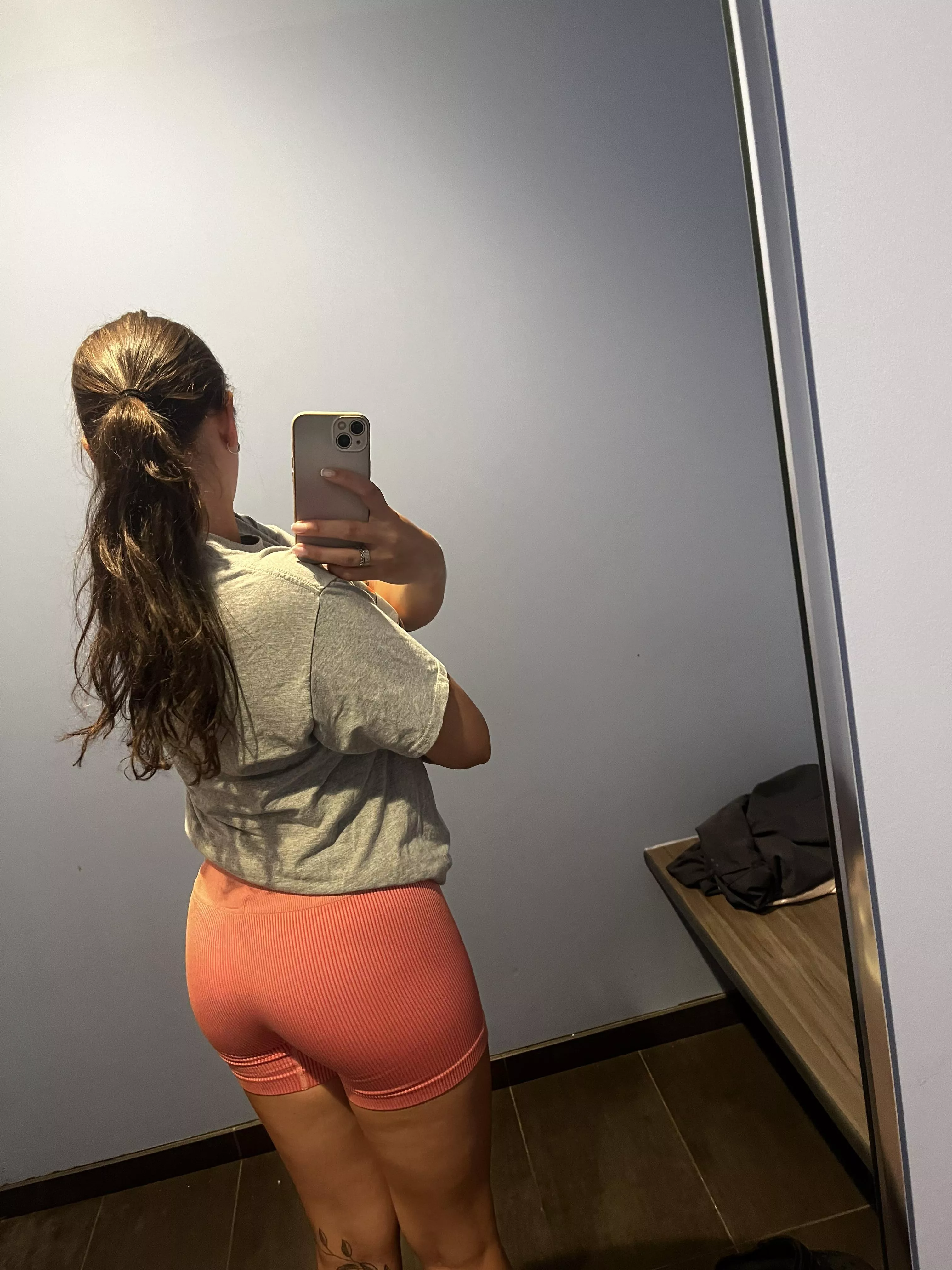 my fragile hands need a deep massage after my long hard gym session💆🏻‍♀️💅🏼🫦 posted by milkshakecutie