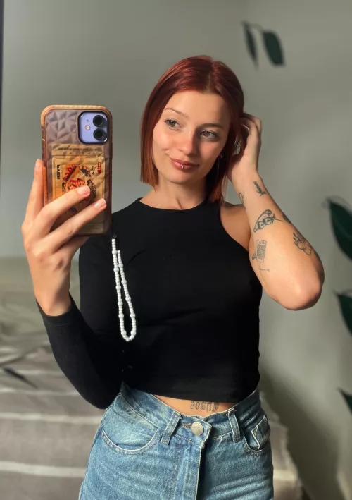 Some secrets are best kept close. by auroravelvetx