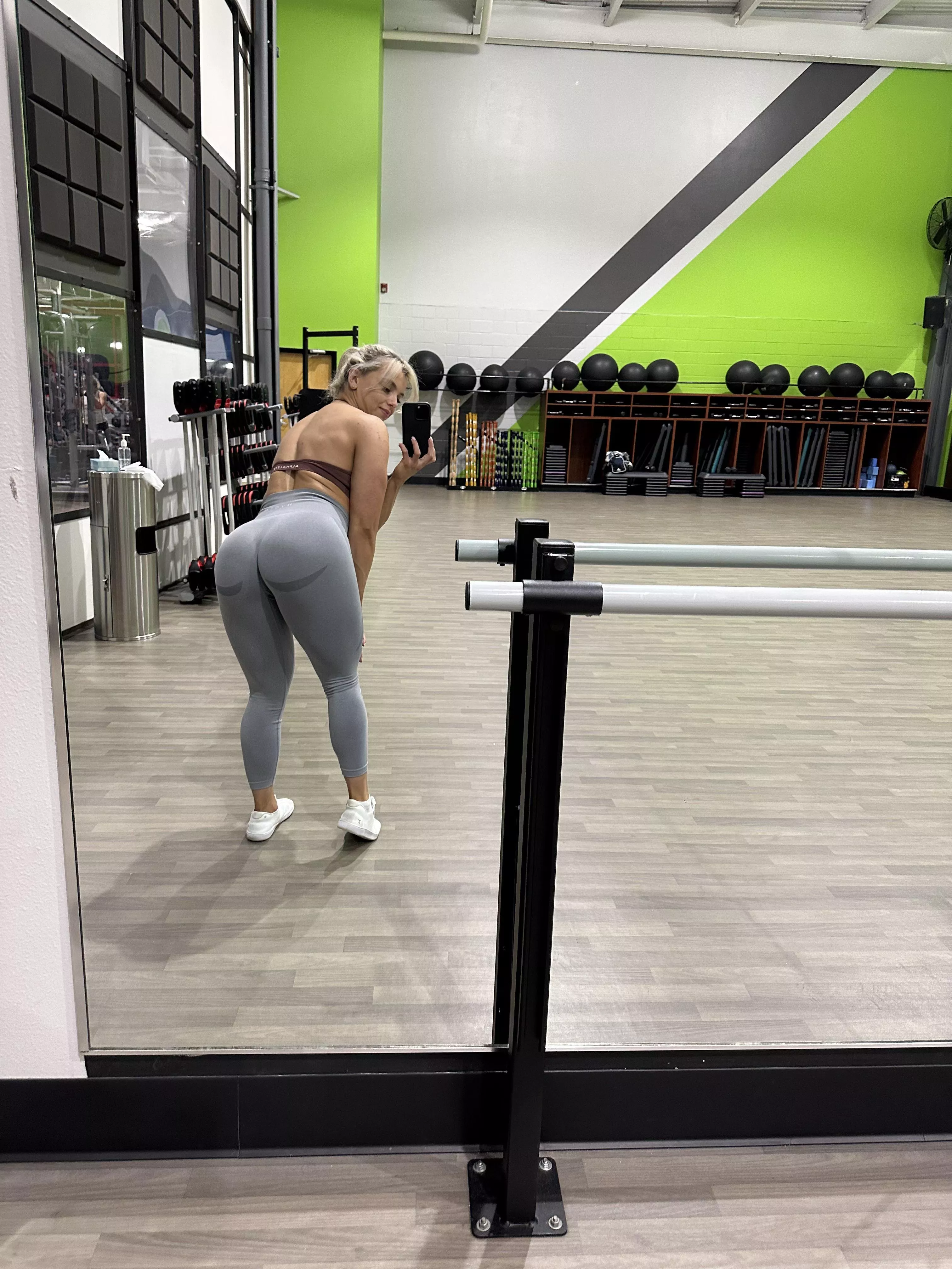 the hottest babe in your gym posted by Jennifer_Hoffman66