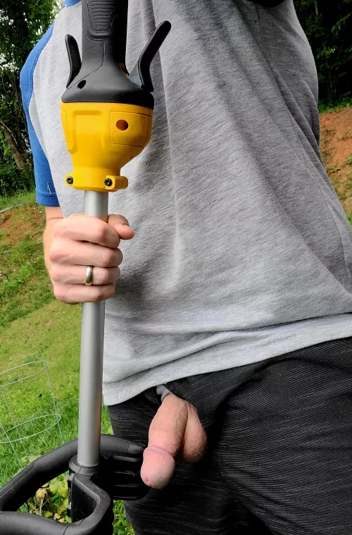 Daddy likes to keep his bushes trimmed. by XdaddyvetbodX