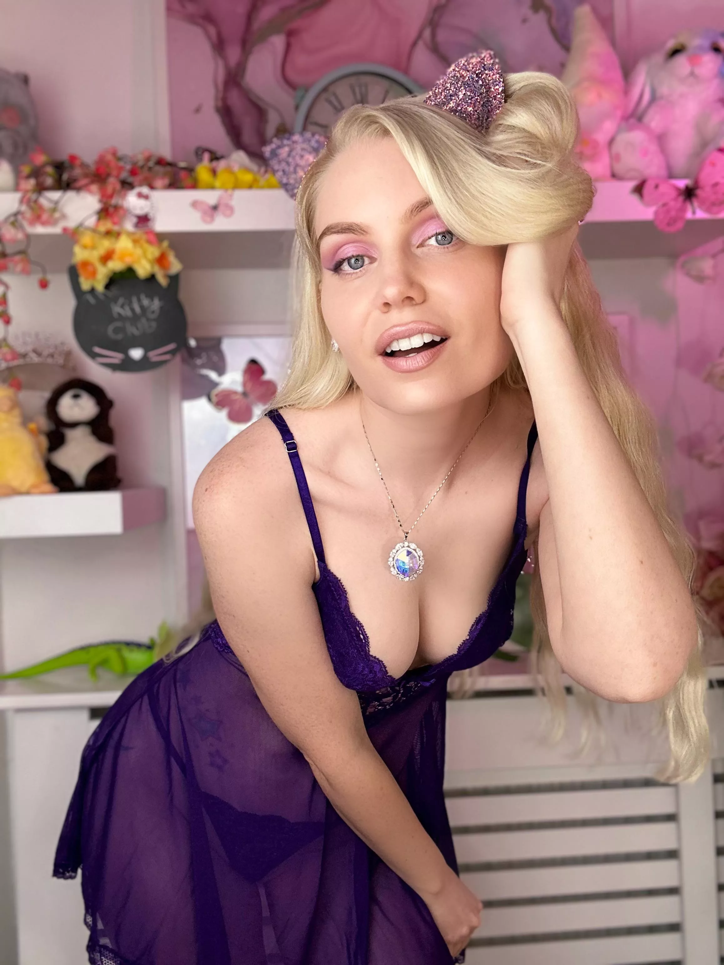 Kitty cleavage  posted by ittybityprettykitty