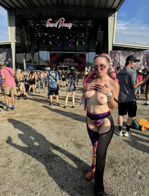 the security guard let me keep my titties out  by megs__dead