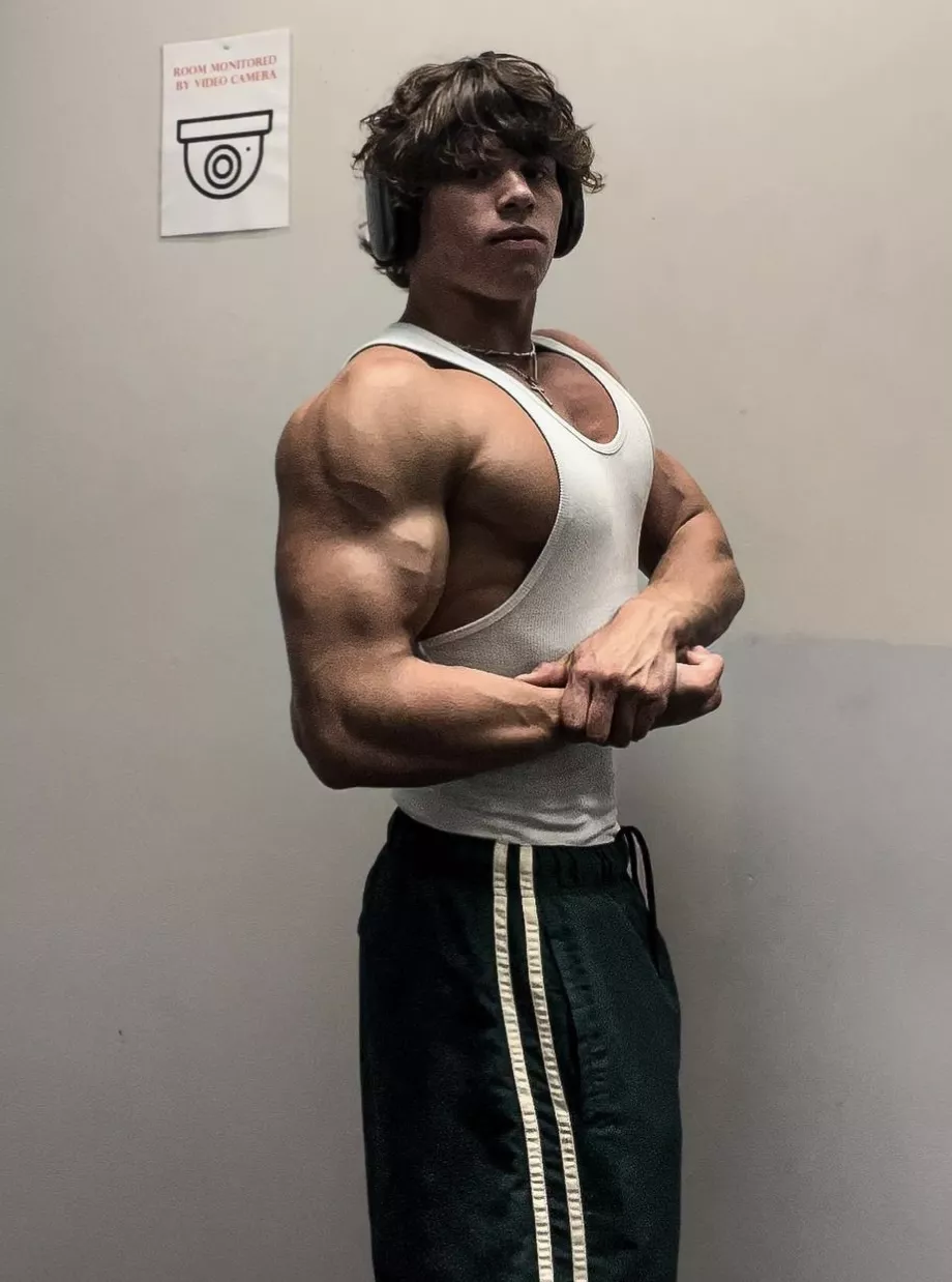 Would you flirt with me if you saw me at a locker now? posted by DifficulttTrip