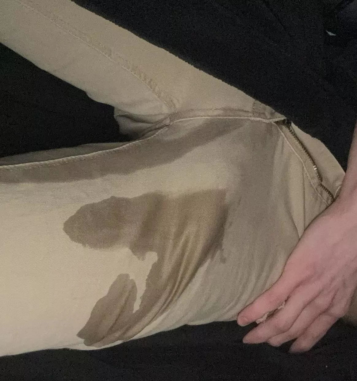 hmu if u wanna wet yourself with me dm for 👻 posted by Vivid_dreaming25