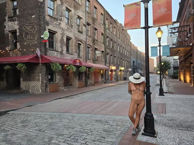 Hostess of the South by BareLeiaRose