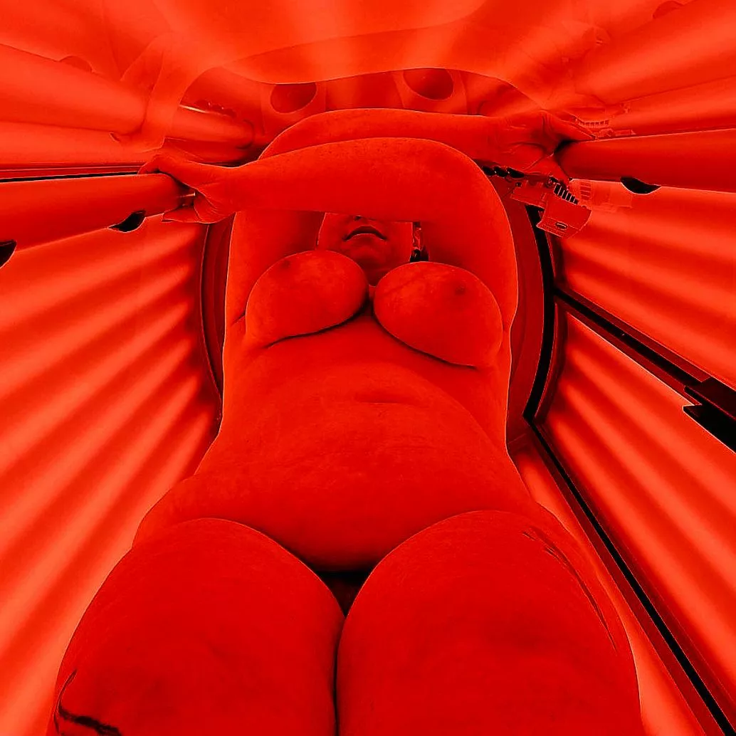 It's hot in here [F] posted by nakedroots