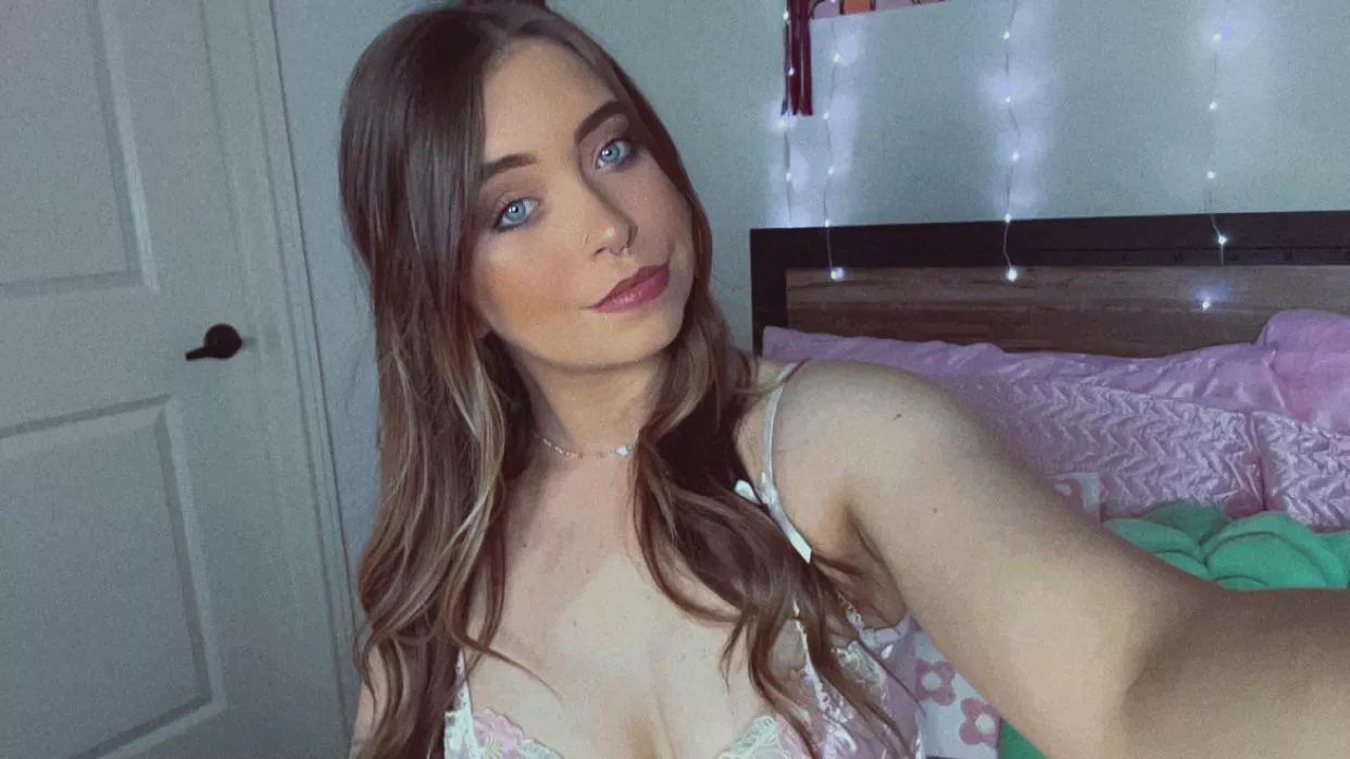 Live y’all 🍑💋  www.chaturbate.com/stacycakesxo posted by stacycakes33