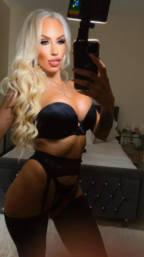 My curves fill this perfectly, Am i right? by Giadmkj