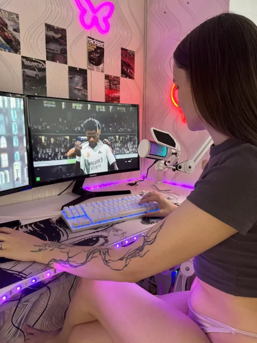 brunette who loves to play by Wonderfull_Girl