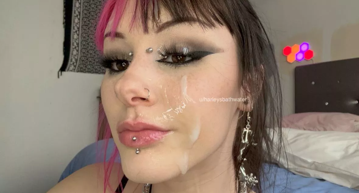 Goth girls are made to be cumsluts  posted by harleysbathwater