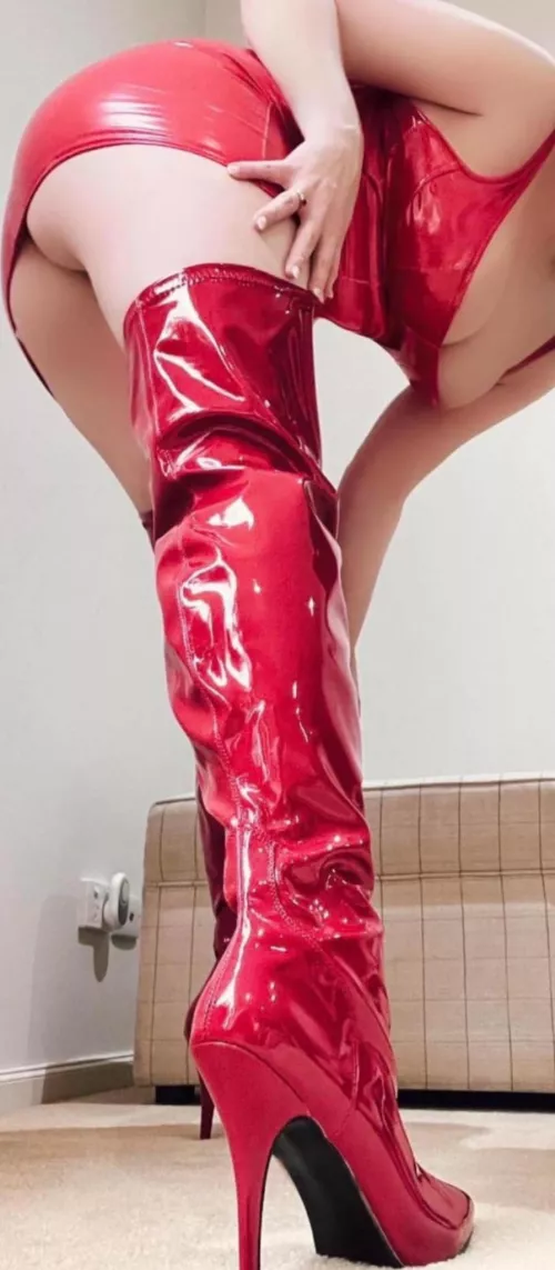 Legs for days … 👠 by MistressLolaInLatex