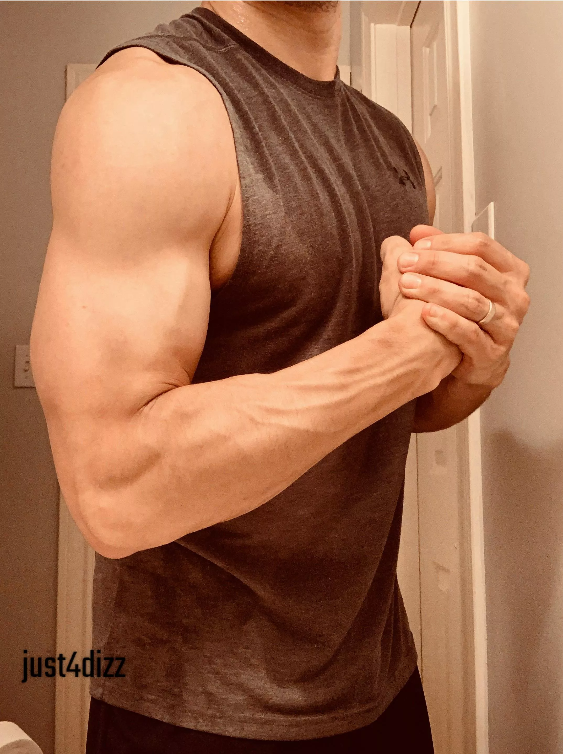 Flexing this morning.  posted by Just4dizz