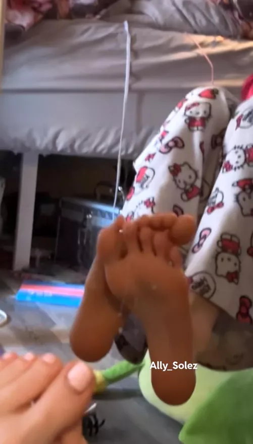 Goon to my teen feet  by Ally_Solez