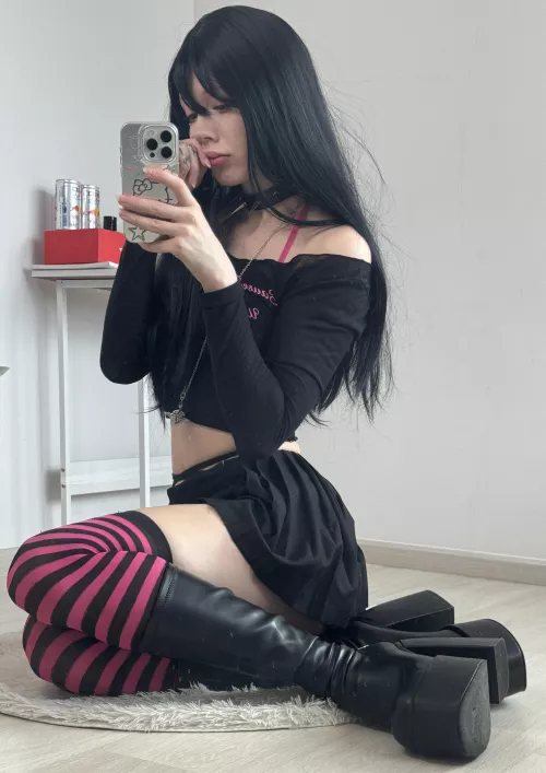 I wish I could find boots that went all the way up to my pussy by Mollybabypills