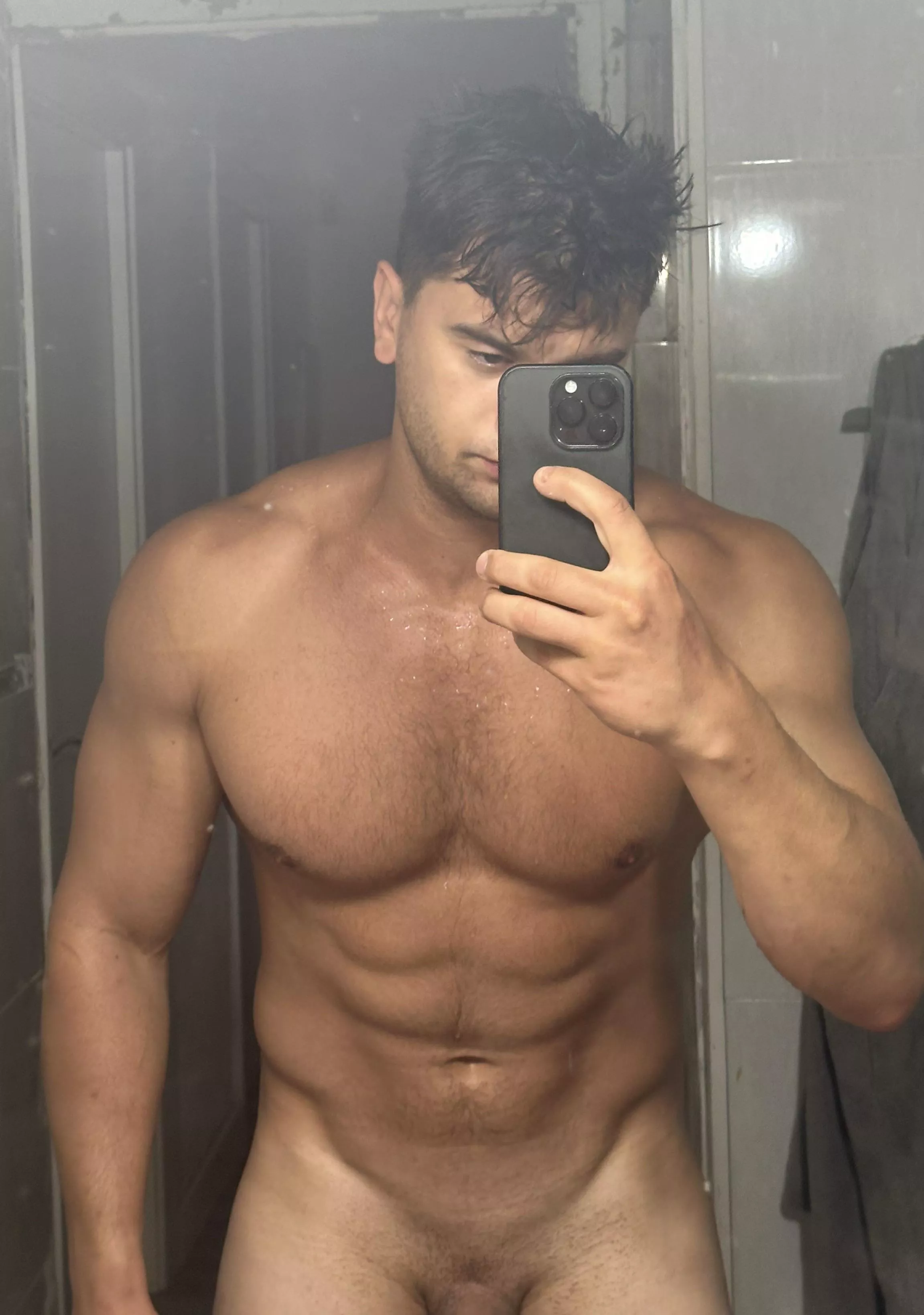 My body is wet after cold shower💦 posted by realisiwak