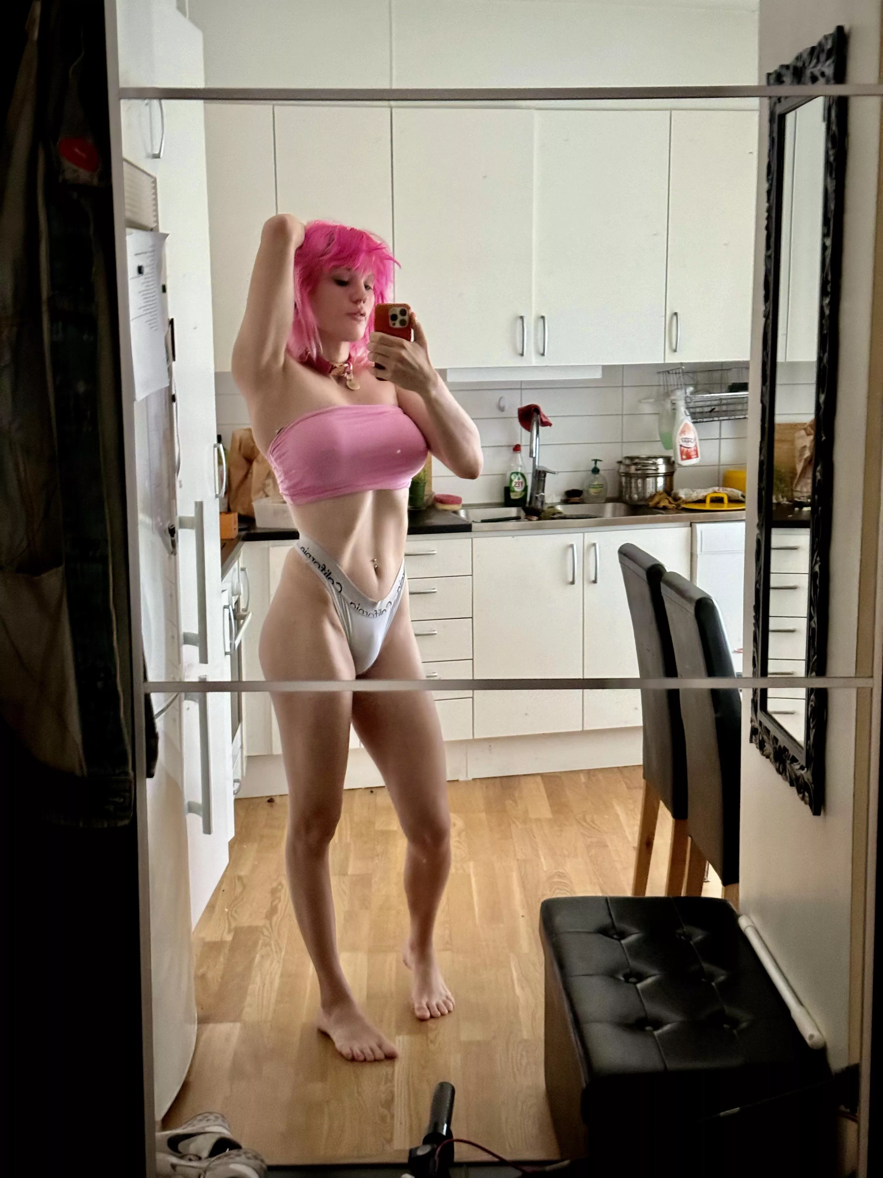 do you like muscle mommies?💪 posted by slutty_violet