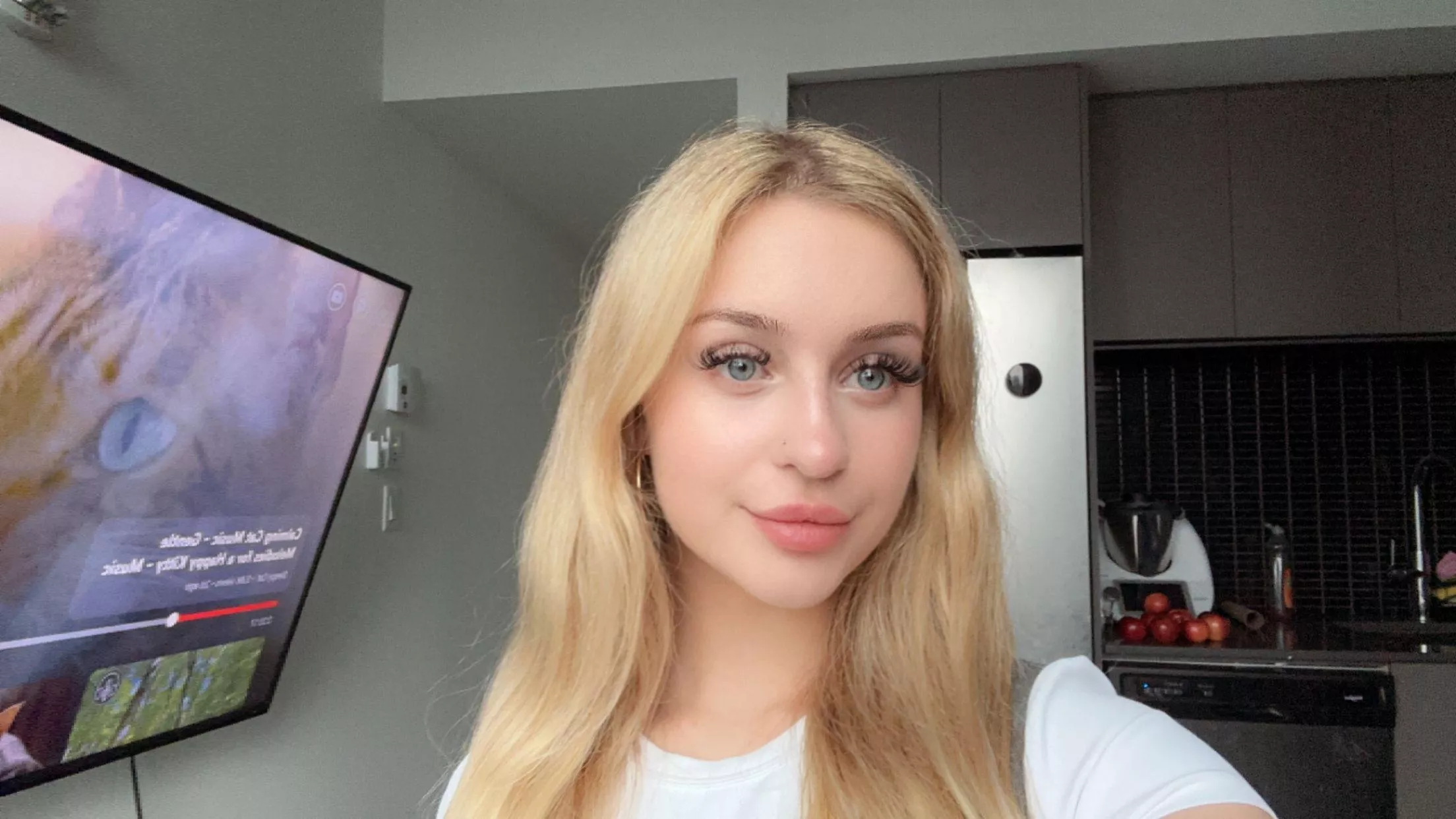 Just over here looking cute and keeping it cozy posted by envyluna_