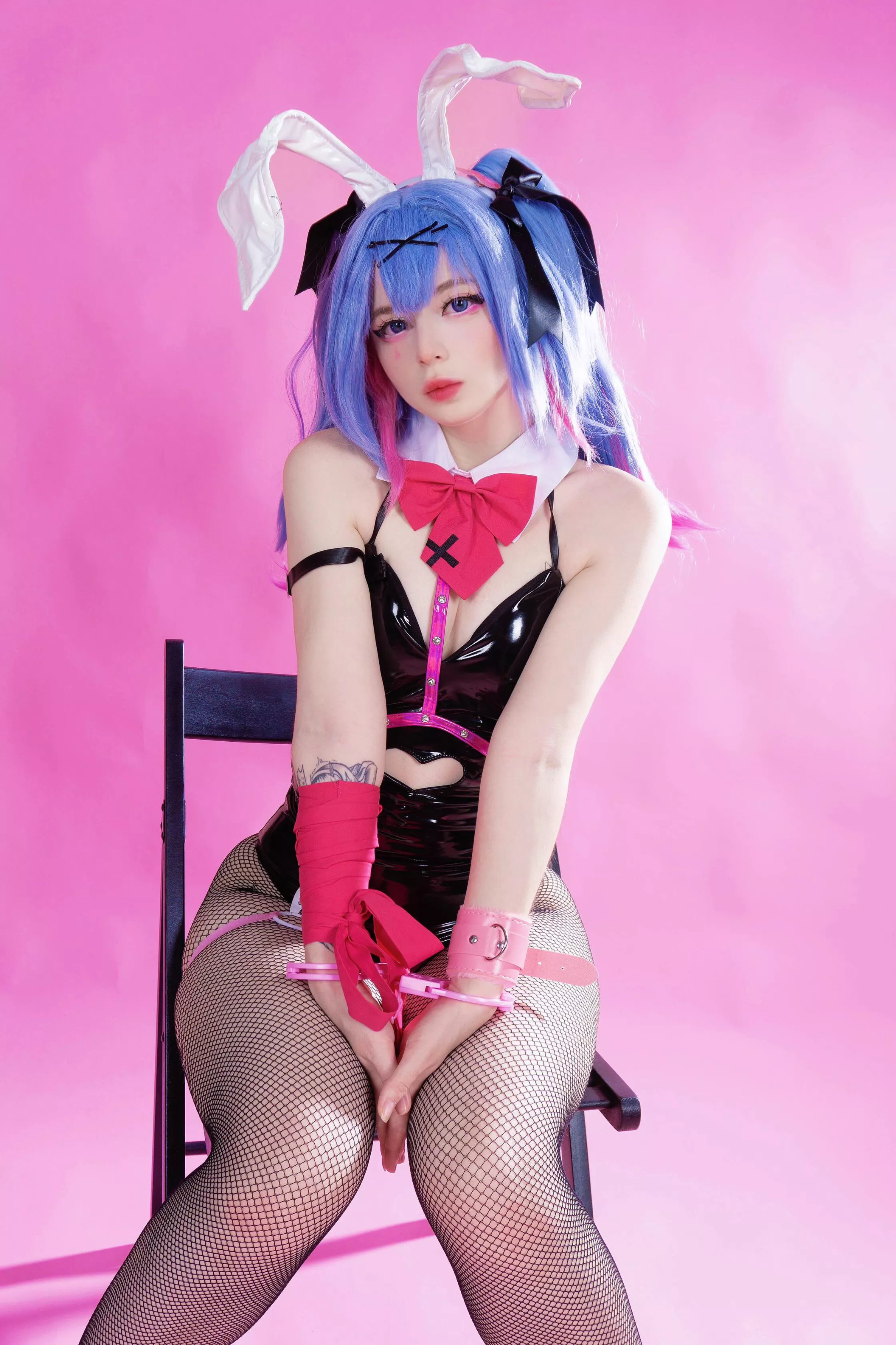 Rabbit hole Miku cosplay by puddingu_desu posted by airinyan
