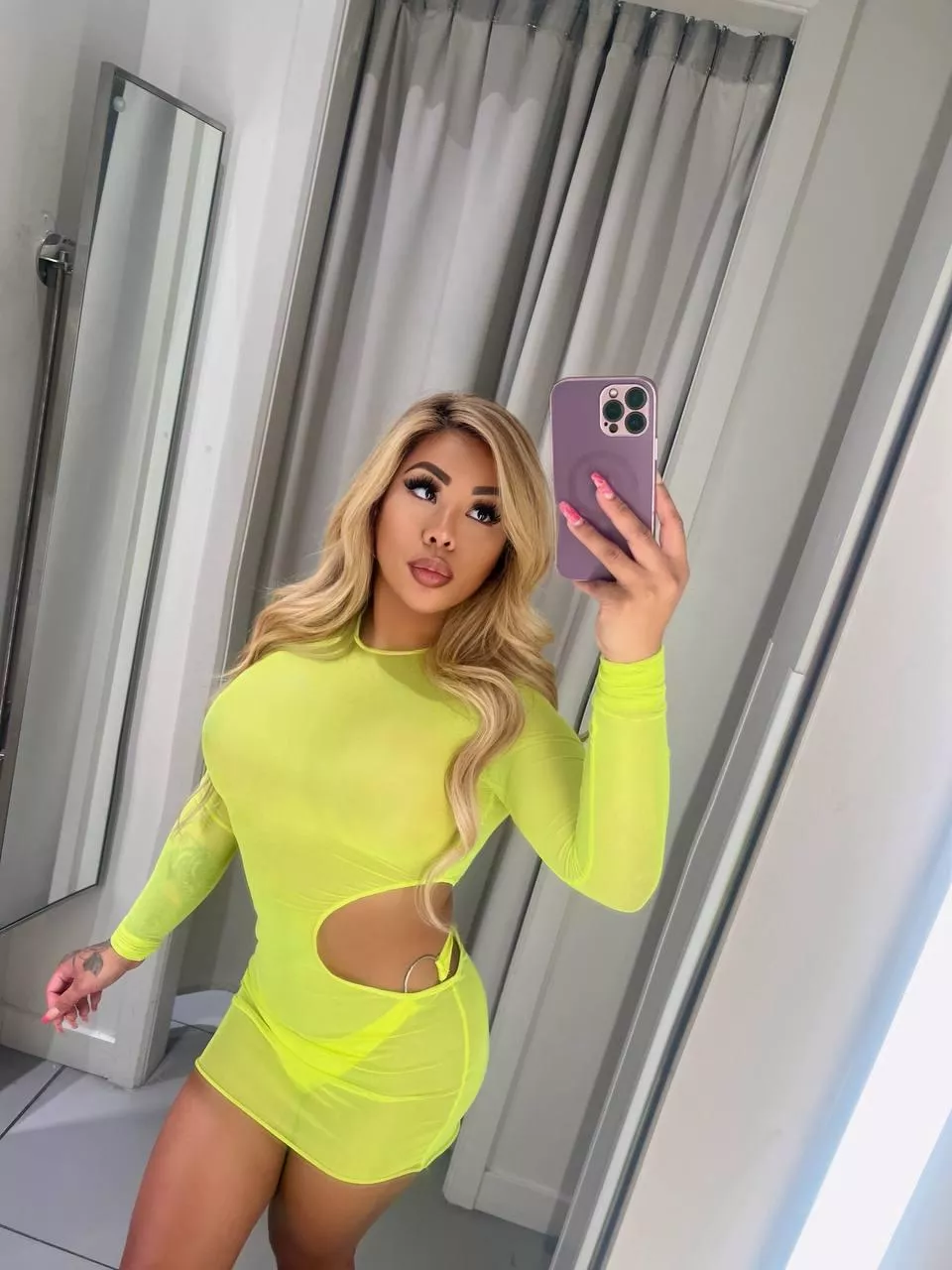 Yellow dress posted by CompetitiveHeight373