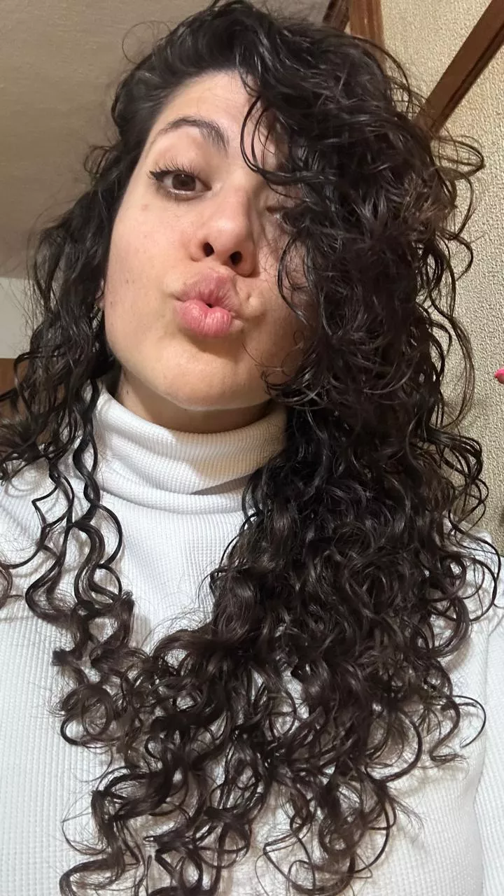 A selfie kiss posted by Similar_Honeydew3156