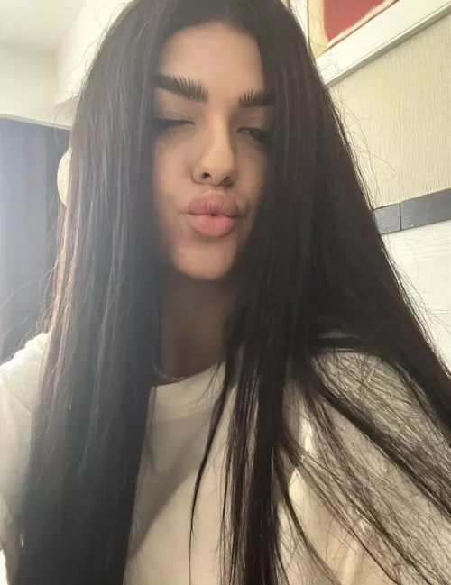 brunettes love to kiss by fairy_melons