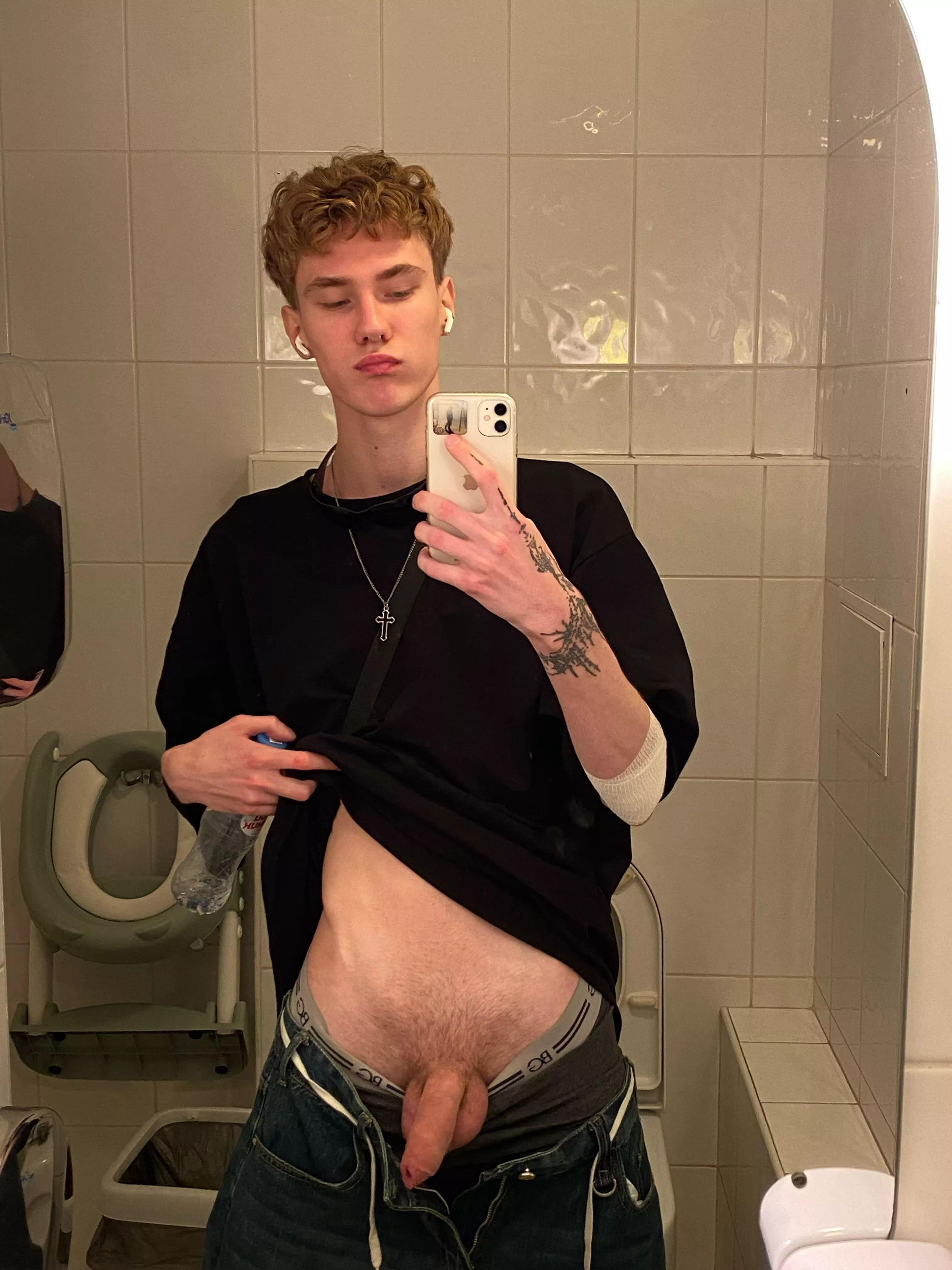 Have you ever gotten pissed on in a toilet? 🤤 posted by pepelnahoodie