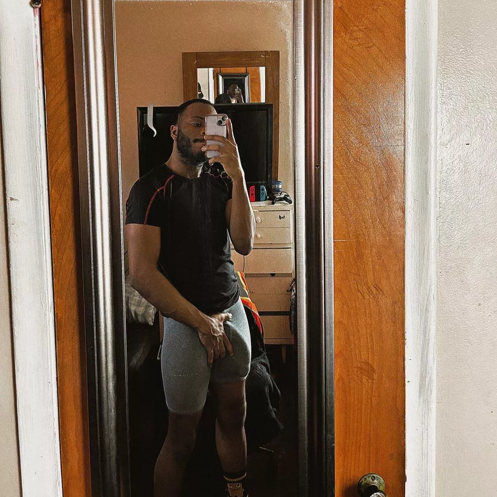 I think there’s a snake in my briefs 🐍 posted by 00_Sxint