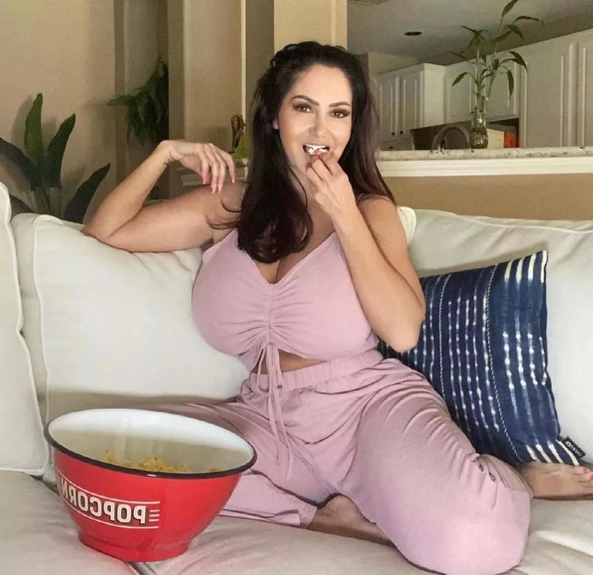 Netflix and Chill with Ava posted by shadowghost_31