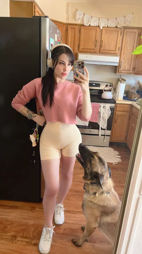 Stalker 👍🏼
Girlfriend 👎🏼 by FeliciaVox