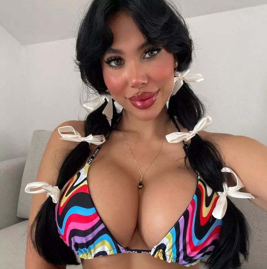 Super hot brunette posted by merlinn123