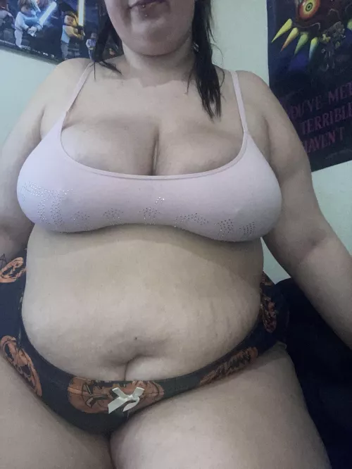 27 yo gamer girl here 🥰💕 by Sierra-of-Skyrim