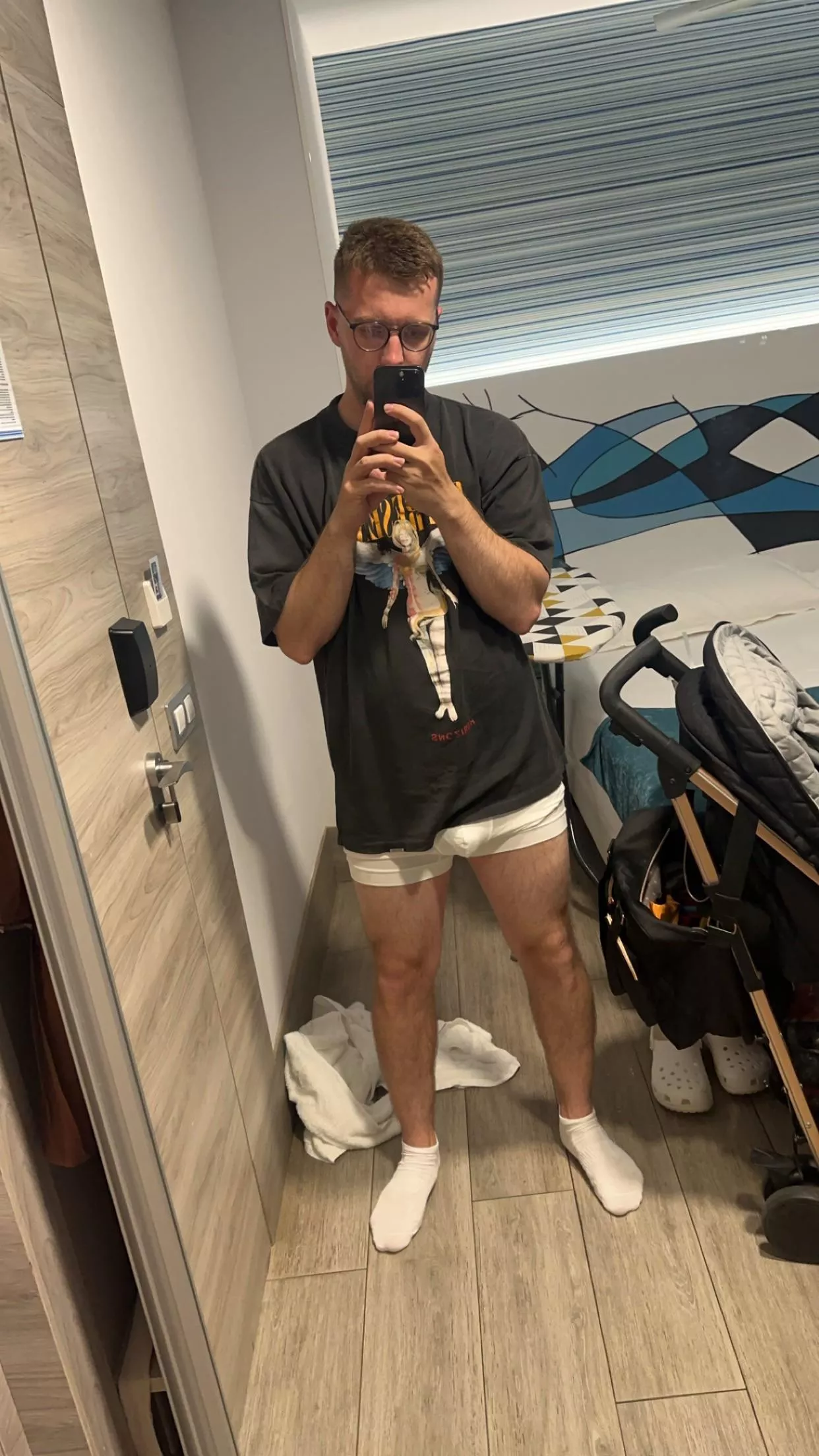 [31] married dad just taking a casual mirror selfie on holiday posted by TripleD423