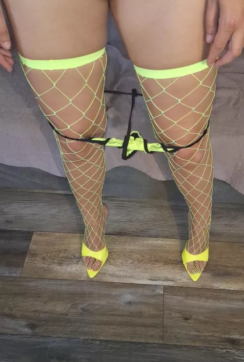 (F) yellow is sexy (OC) by oksanasexyfeet