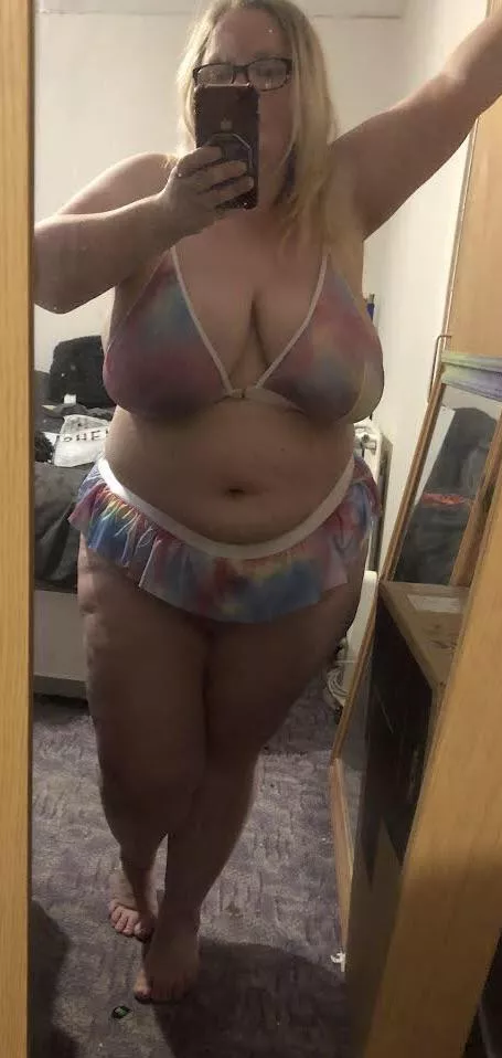 Feeling a bit cheeky tonight 😘 posted by curvvywench