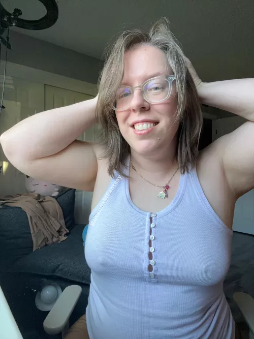 No makeup, no bra, all smiles by RoxannaMFantasy