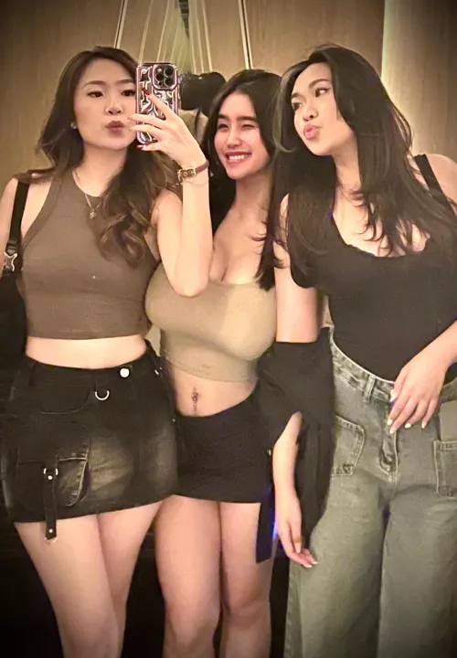 ALWAYS IN THE CENTER 😮‍💨 by thick_dick_hipster