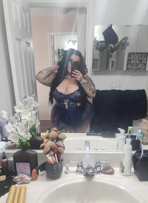 feeling like a little gothic fairy in this one by xrileyschembri