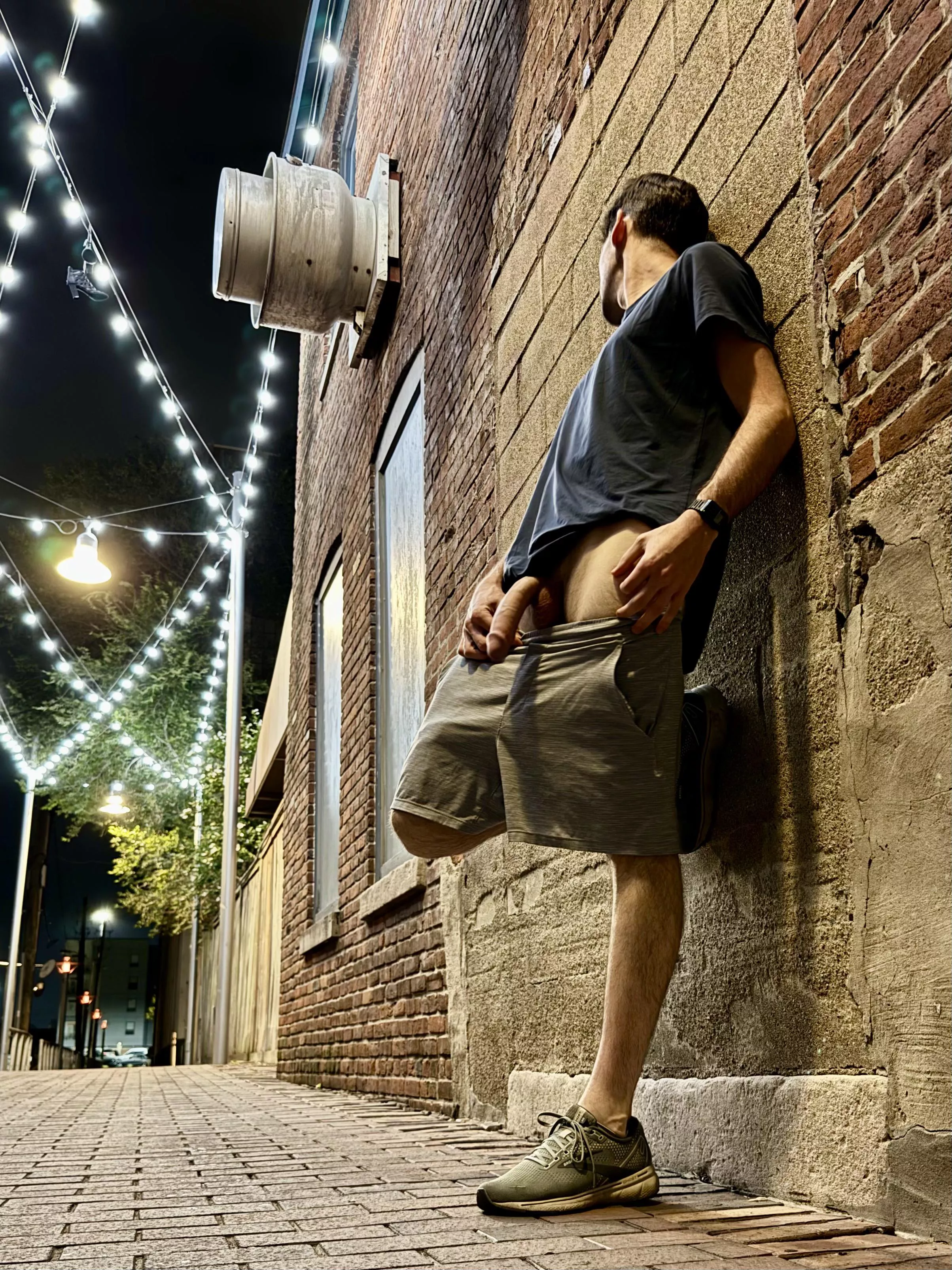 Meet me in the alley  posted by GardenTwink