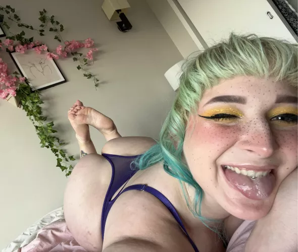 Pale cheeks and a dorky smile by violetbabyxx00