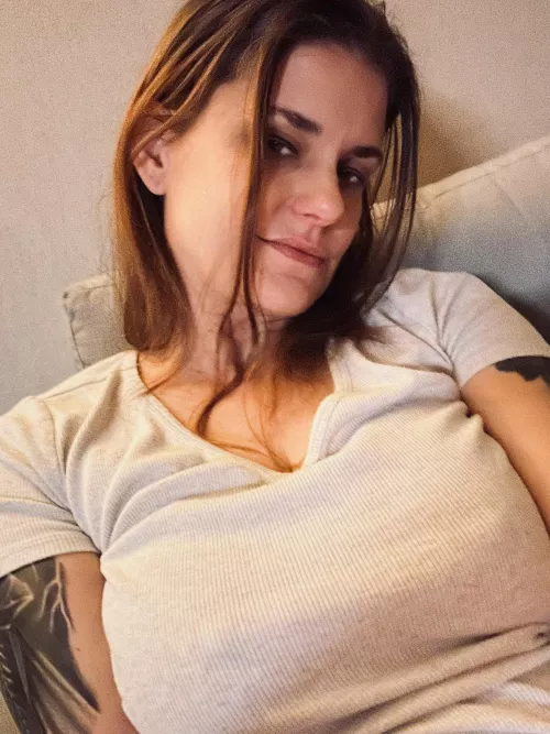 Big ass and tits would love to chat :) by Sasquatch4116969