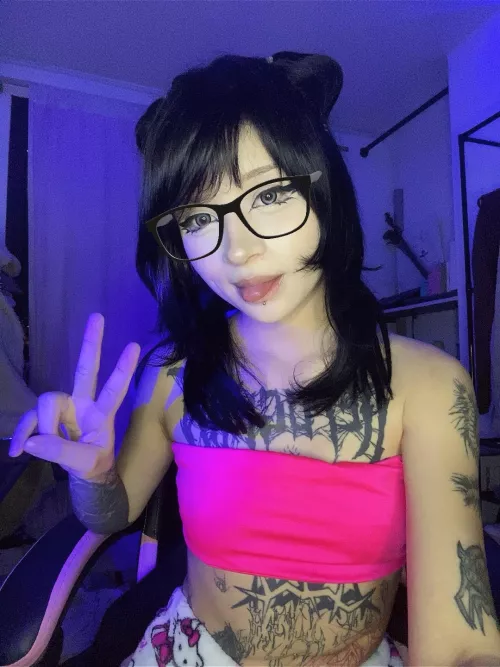 Feeling extra cute with my pink top  by vixengirlyy