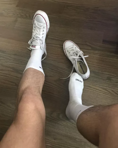 My feet stink by SmellyMuscleJock