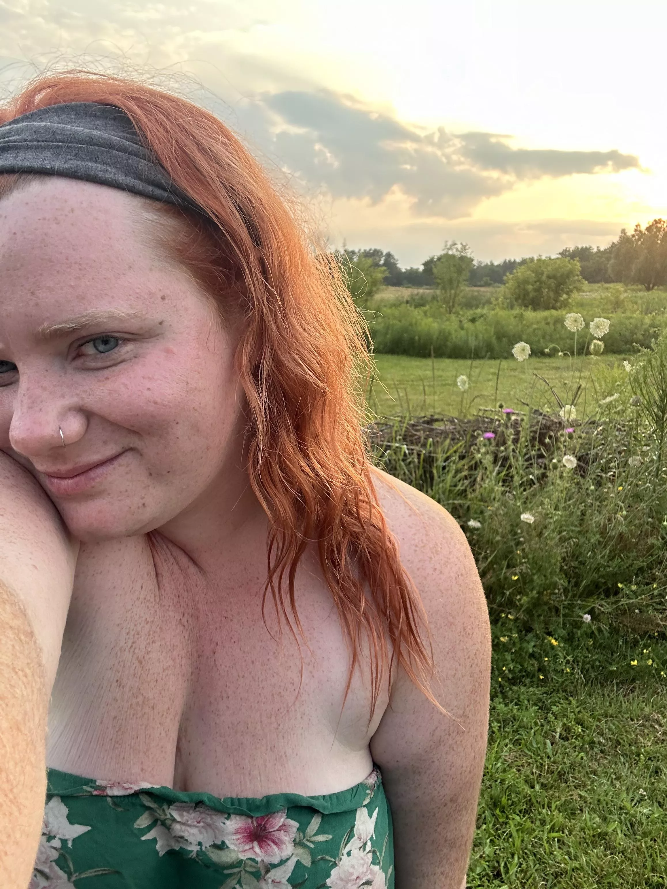 Friday sunsets feat a thick gingey 🤭 posted by Lauraleslie