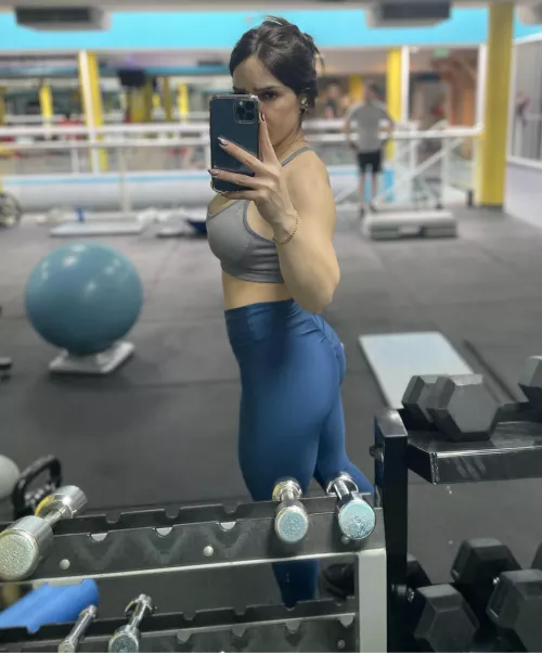 How beautiful those pants look..  by Afroditalatina