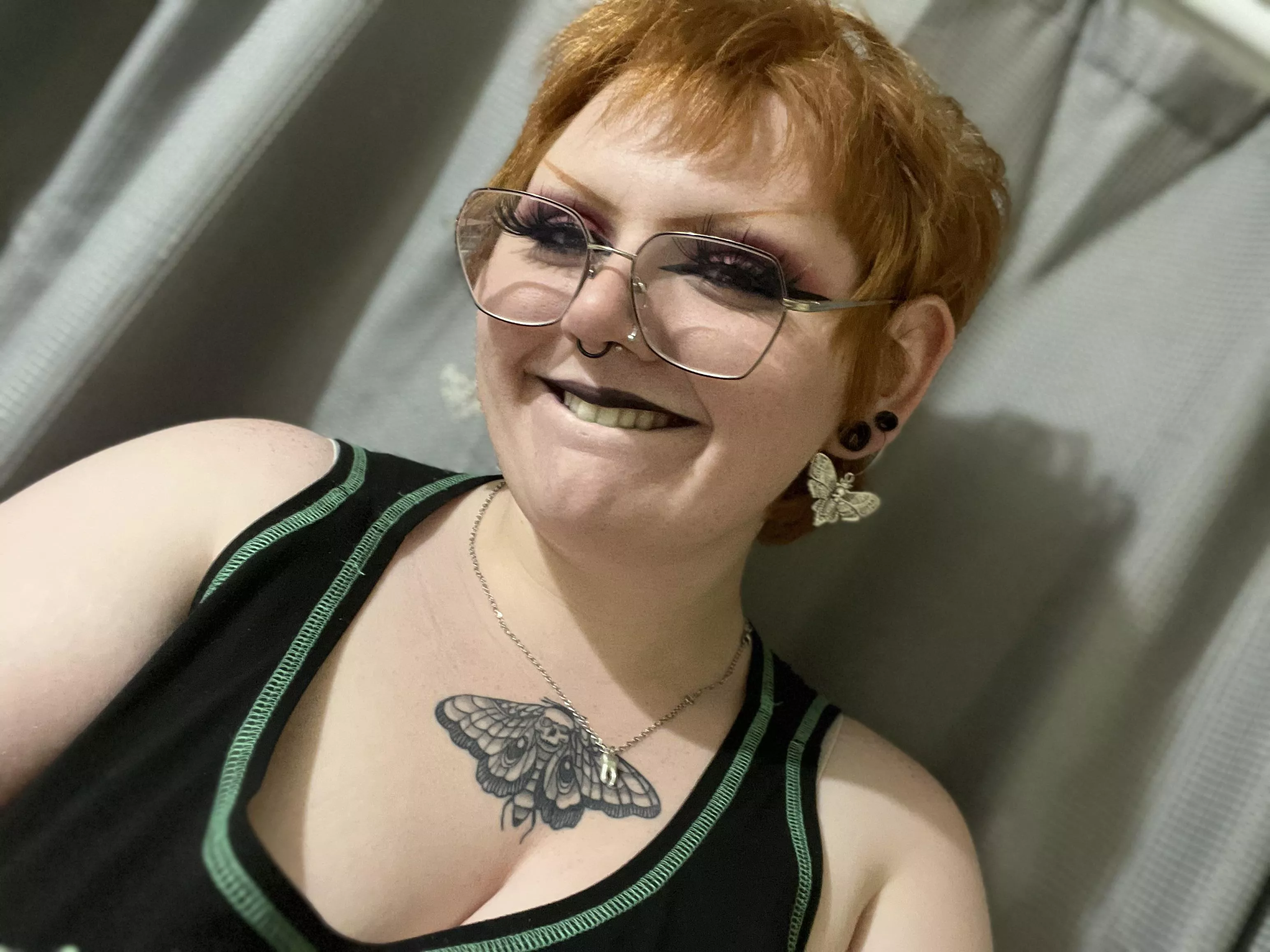 how’s your friday night going? 🫶🏻 posted by battyredd