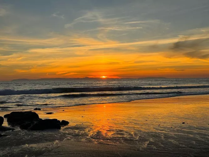 Just look how low tide match the sunset!, its breathtaking by fameyook99