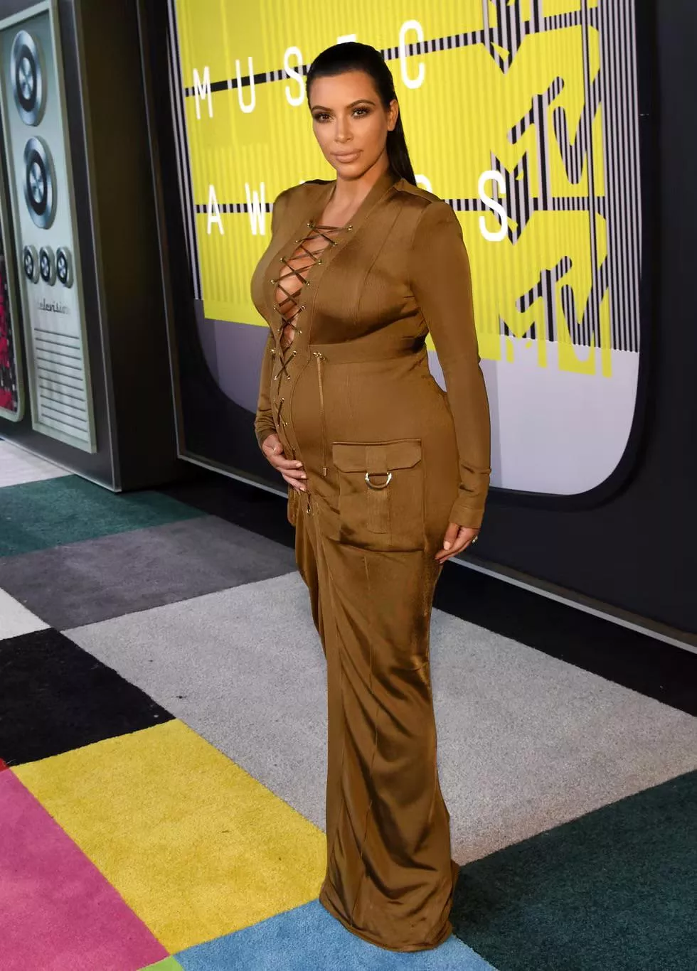 Kim proudly showed off her pregnant silhouette in a form-fitting dress at the 2015 VMAs posted by LauMoore