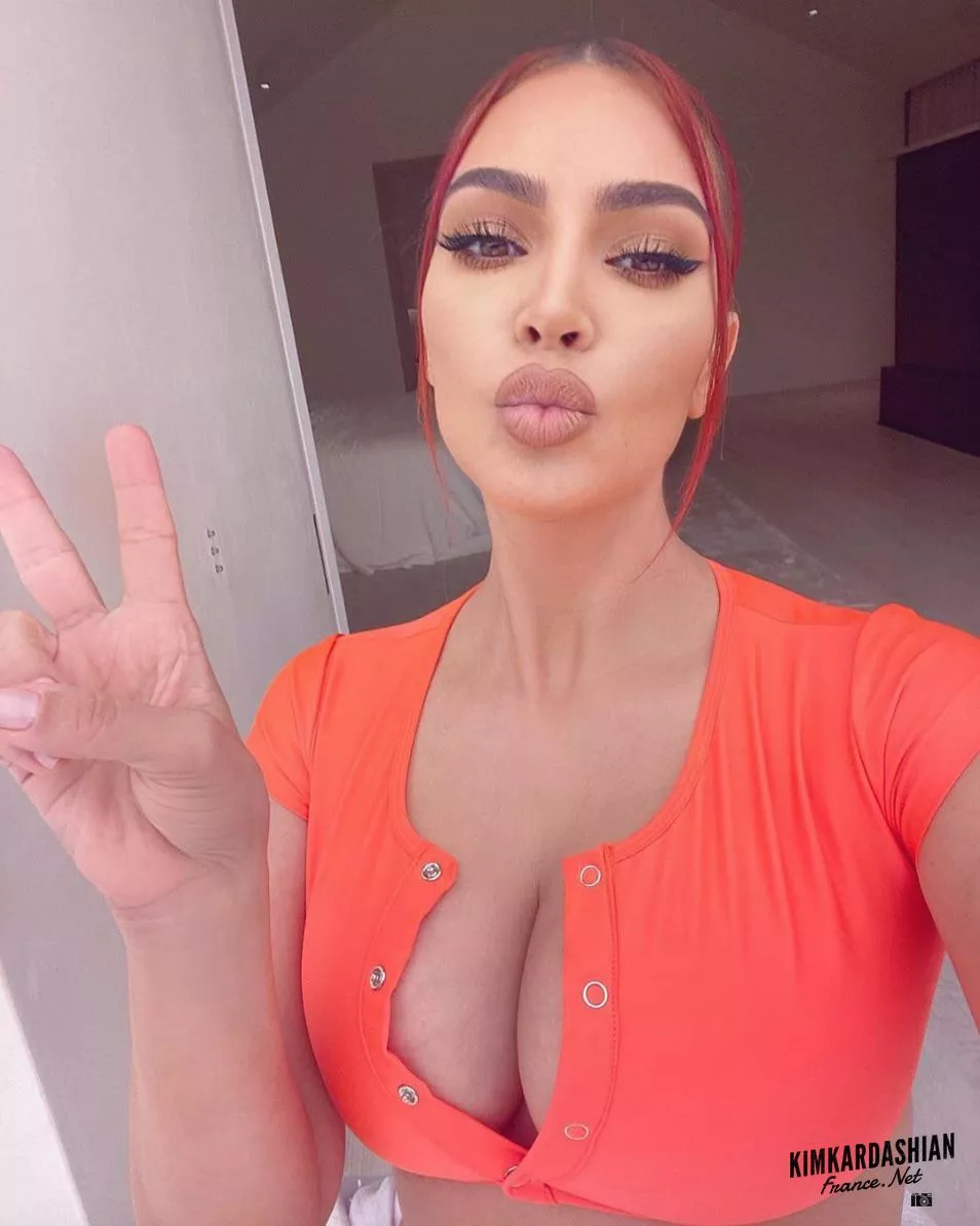 ORANGE TOP CLEAVAGE posted by BiancaCensoriGooner