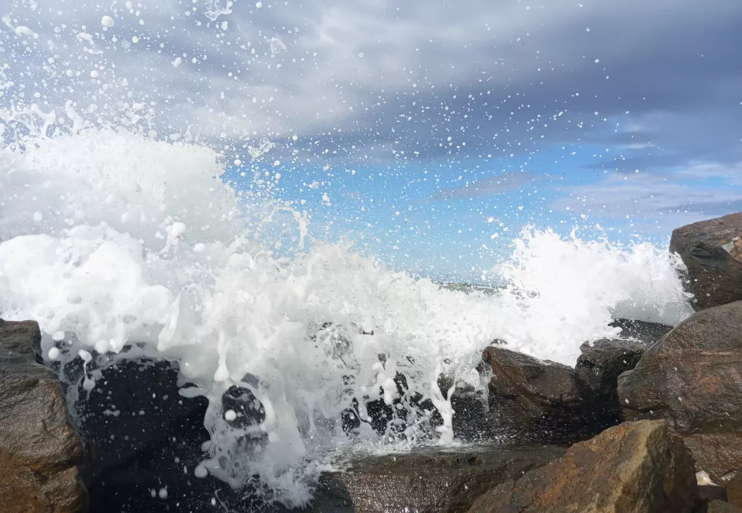 The wonderful way waves break on rocks 😍 La guaira- vzla posted by nannyboom